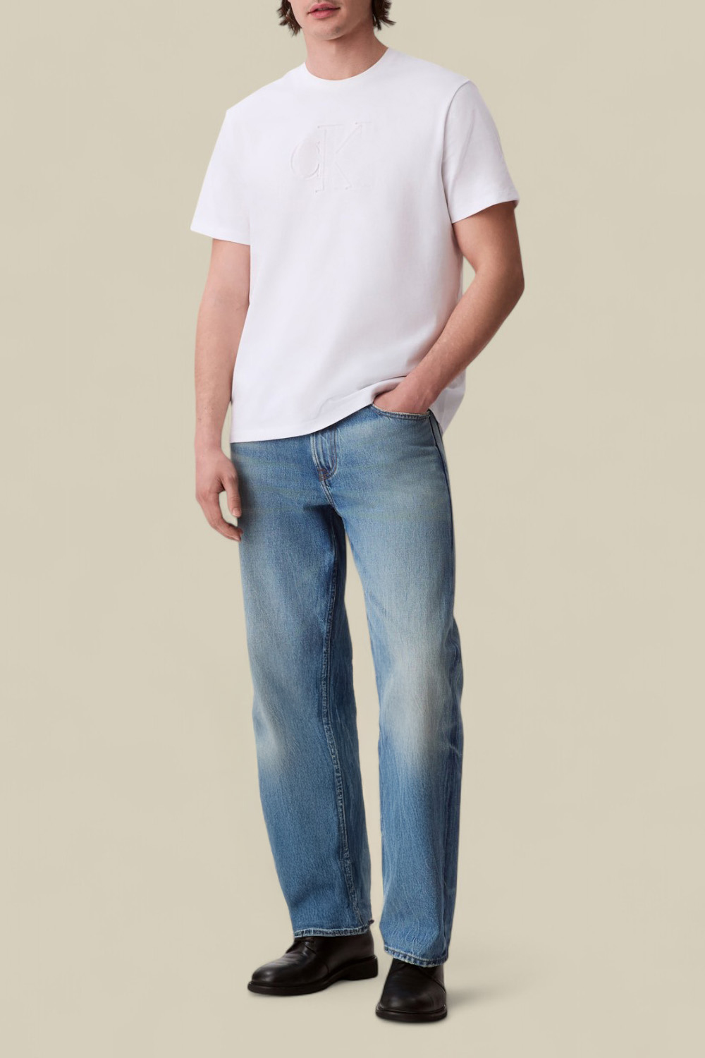 תמונת כל הלוק של חולצת טי